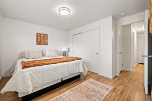 3 dormitorios, escritorio, tabla de planchar con plancha y cuna de viaje