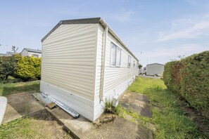 Property grounds - 3 Bedroom Mersea Beach Retreat-Getaway by the Sea (West Mersea)