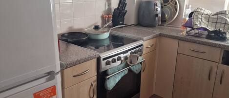 冷蔵庫、電子レンジ、オーブン、コンロ