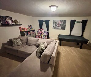 Smart TV, chimenea, videojuegos y tenis de mesa 