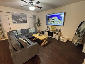 Téléviseur connecté, foyer, jeux vidéo, table de ping-pong