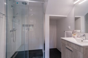 Shower, hair dryer, towels, soap - GuestReady - Tranquil Hideaway near Funchal (Funchal)