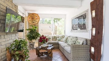 Een televisie en een open haard