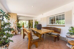 Dining - Traditional Elegance 1km to beach (Cunit)