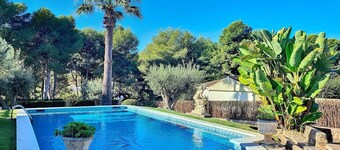 Traditional Elegance 1km to beach