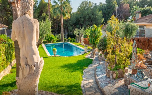 Traditional Elegance 1km to beach