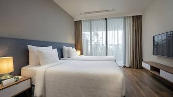 Standard Studio Suite, Refrigerator, Ocean View | Memory foam beds, minibar, desk, soundproofing