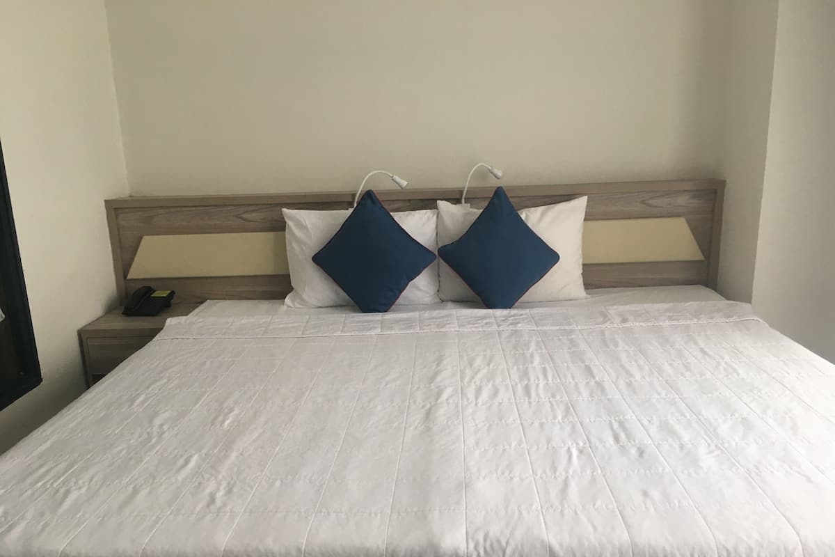 Perushuone, parveke, kaupunkinäköala | Memory foam -patjalliset sängyt, minibaari, työpöytä, äänieristys