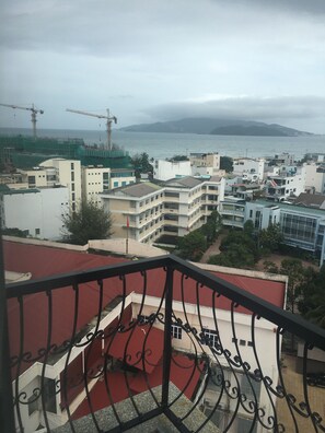 Habitación básica, balcón, vista a la ciudad | Terraza o patio