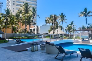 Una piscina al aire libre