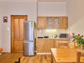 Kylskåp, mikrovågsugn och grytor/köksredskap