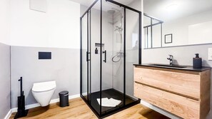 Dusche, Haartrockner, Handtücher, Seife