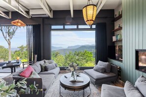 Smart TV, fireplace, books - Belvedere Summer House Gold Coast Hinterland 
STAY PLAY EAT RELAX REPEAT (Beechmont)