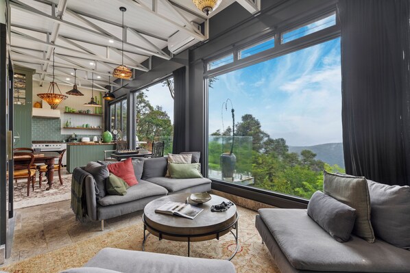 Smart-TV, Kamin, Bücher