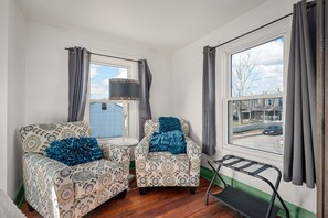 Smart TV, fireplace, books, stereo