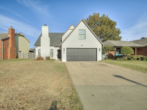 New! 5/3 with Hot Tub, Arcade, Playground, Coffee bar, Large TV and Dining Table