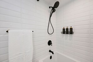 Haartrockner, Handtücher, Seife, Shampoo