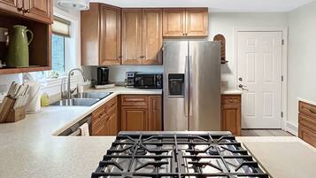 House, 3 Bedrooms | Private kitchen | Fridge, oven, coffee/tea maker, toaster