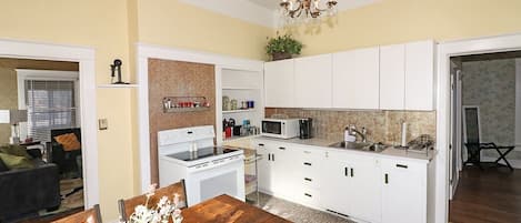 Maison, 2 chambres | Cuisine privée | Réfrigérateur, un four, cafetiÚre-théiÚre, grille-pain