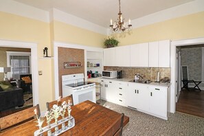 House, 2 Bedrooms | Private kitchen | Fridge, oven, coffee/tea maker, toaster - Vintage Parlor 2 Bedroom Home (Grand Junction)