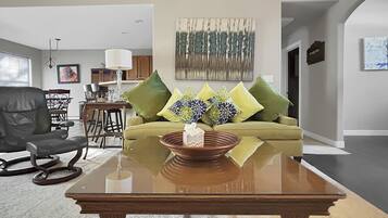 House, 4 Bedrooms | Living area | Smart TV