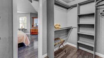 House, 4 Bedrooms | 4 bedrooms, laptop workspace, iron/ironing board, free WiFi