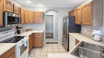 House, 4 Bedrooms | Private kitchen | Fridge, oven, coffee/tea maker, toaster