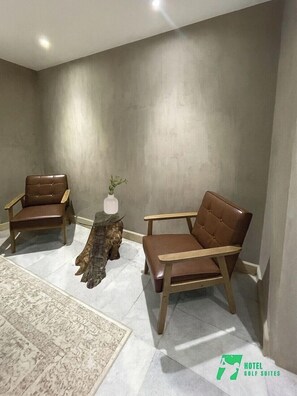 1 غرفة نوم وخزنة داخل الغرفة ومكتب ومساحة عمل للكمبيوتر المحمول