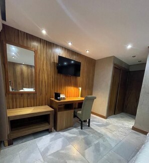 1 غرفة نوم وخزنة داخل الغرفة ومكتب ومساحة عمل للكمبيوتر المحمول