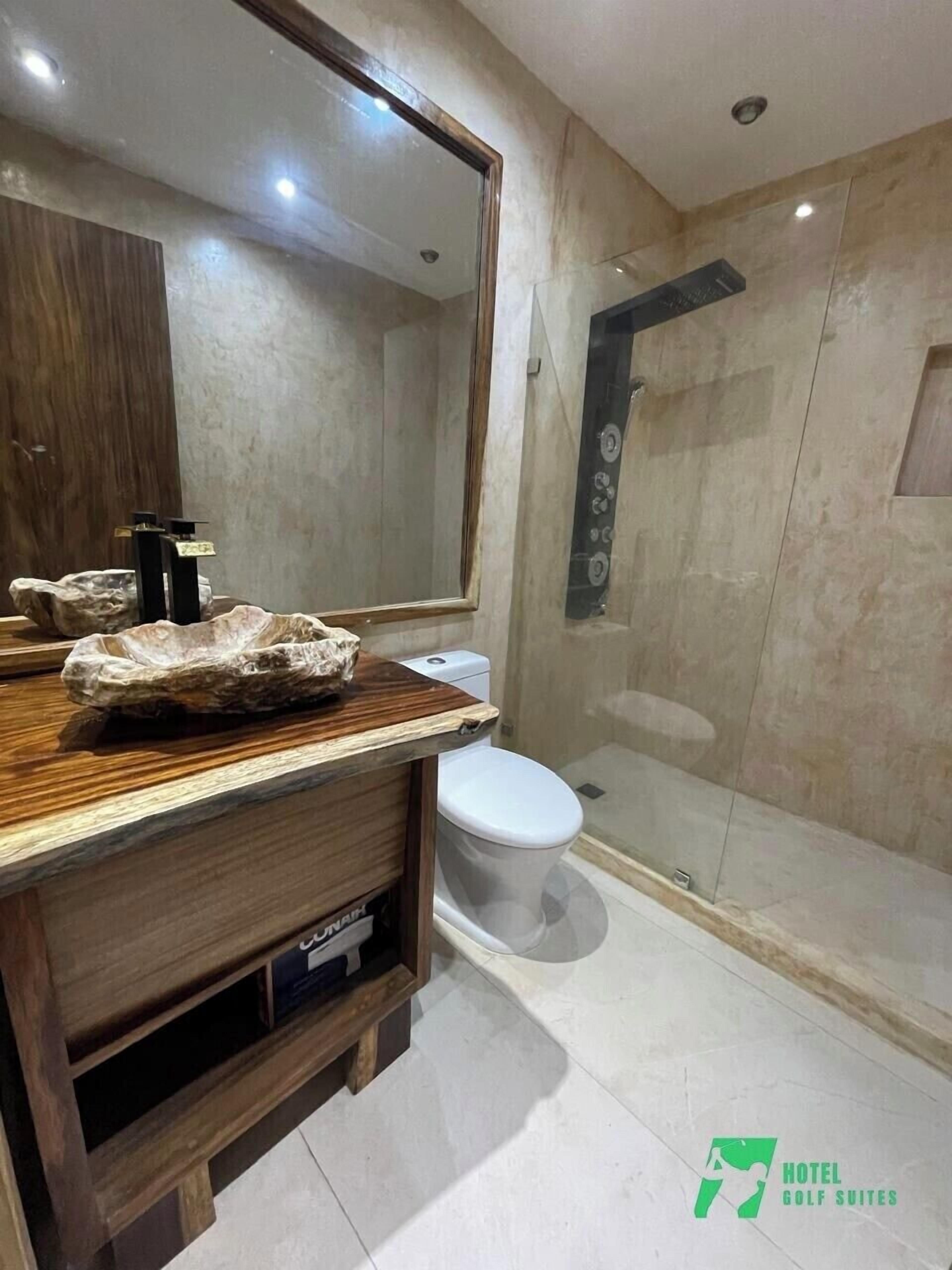 Habitación Deluxe, vista al campo de golf | Baño | Tina con regadera, secadora de cabello, pantuflas, toallas 