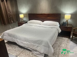 Suite de lujo, vistas al campo de golf | Caja fuerte, escritorio, espacio para trabajar con un portátil