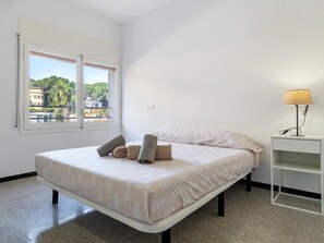 5 habitaciones, tabla de planchar con plancha y acceso a internet