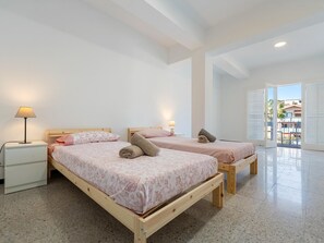 5 slaapkamers, een strijkplank/strijkijzer, internet, beddengoed