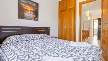 4 slaapkamers, een strijkplank/strijkijzer, wifi, beddengoed