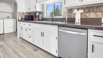 House, 3 Bedrooms | Dapur peribadi | Peti sejuk, ketuhar, pembancuh kopi/teh, pembakar roti