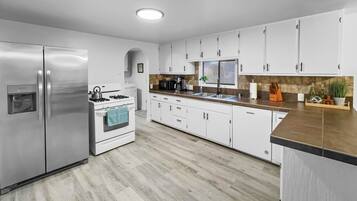 House, 3 Bedrooms | Private kitchen | Fridge, oven, coffee/tea maker, toaster