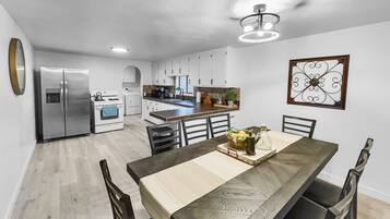 House, 3 Bedrooms | Tempat makan