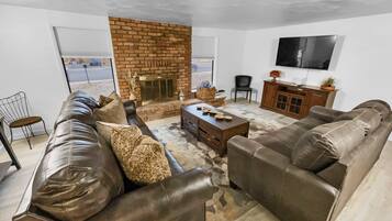 Nhà, 3 phòng ngủ | Khu phòng khách | Smart TV