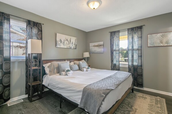 4 bedrooms, iron/ironing board, WiFi, bed sheets