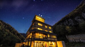 Et hotel i flere etager med en klassisk arkitektur, kendetegnet ved en markant indgang og mange vinduer.