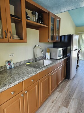 Fridge, microwave, coffee/tea maker, toaster - Yonegan Plumeria Hilo Hotel - Mano (Shark) #9 (Hilo)