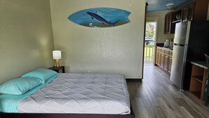 Une chambre à coucher avec un lit, une table de chevet, une lampe et une fresque murale.