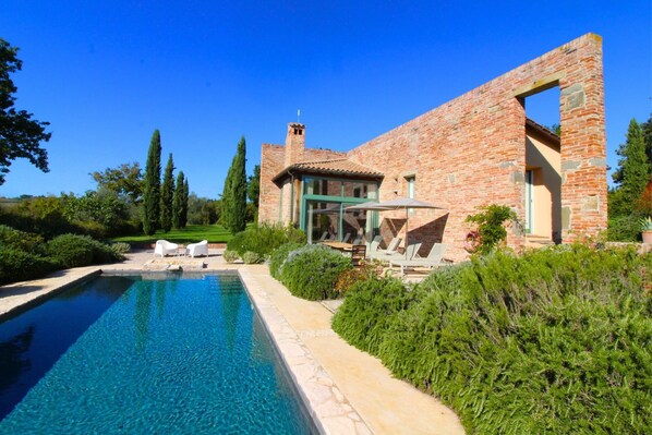 Pool - Villa with private pool nestled in the hills of Pozzo della Chiana. Well-equipped kitchens, air cond (Foiano della Chiana)