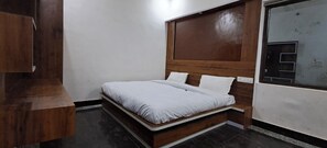 Deluxe Double Room | Free WiFi - Madhu Sudhan (Mathura)