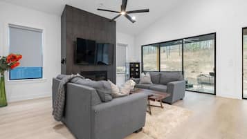 Een televisie en een open haard