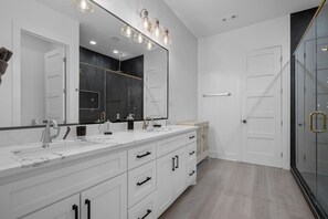 Suihku, hiustenkuivaaja, pyyhkeet