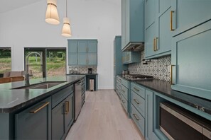 Jääkaappi, mikroaaltouuni, uuni, liesi