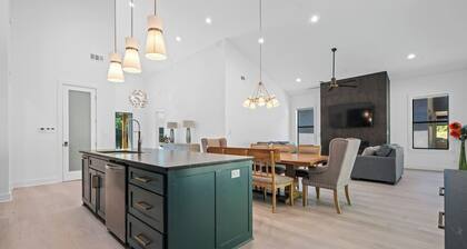Modern Retreat | 12 min-Oaklawn | BBQ GRILL