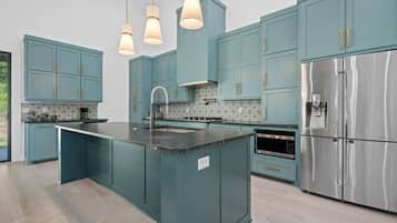 Kylskåp, mikrovågsugn, ugn och spishäll