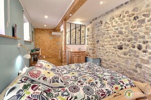 5 bedrooms, WiFi, bed sheets